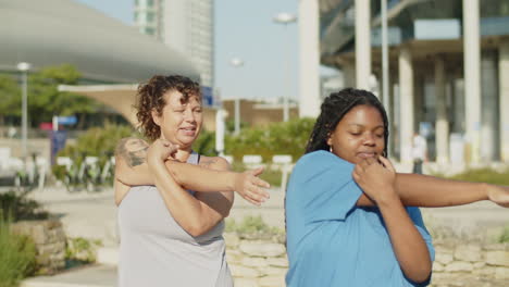 movimento lento de mulheres diversas aquecendo-se antes do treino ao ar livre