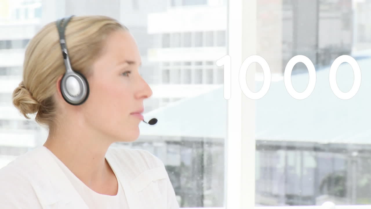 Animazione di numeri che cambiano su una donna d'affari che usa una cuffia telefonica