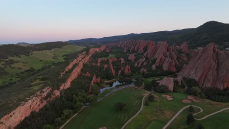 Atemberaubende-Landschaft-Mit-Roten-Felsformationen-Rund-Um-Den-Beliebten-Golfplatz-In-Arrowhead,-Colorado,-Vereinigte-Staaten