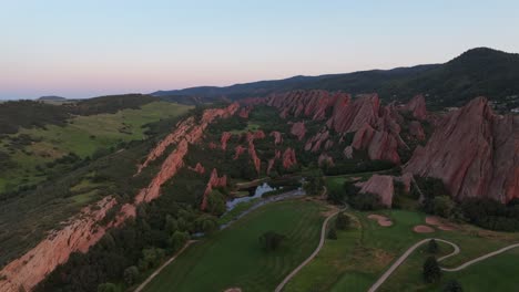 Stunning-red-rock-formation-scenery-surrounding-popular-golf-course-in-Arrowhead,-Colorado,-United-States