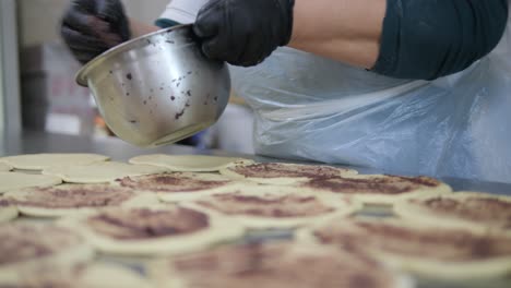 panadero preparando pasteles matutinos en el mostrador de la cocina de la panadería