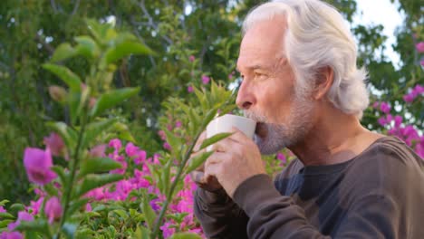 Älterer-Mann-Beim-Kaffee-Im-Heimhof-4k