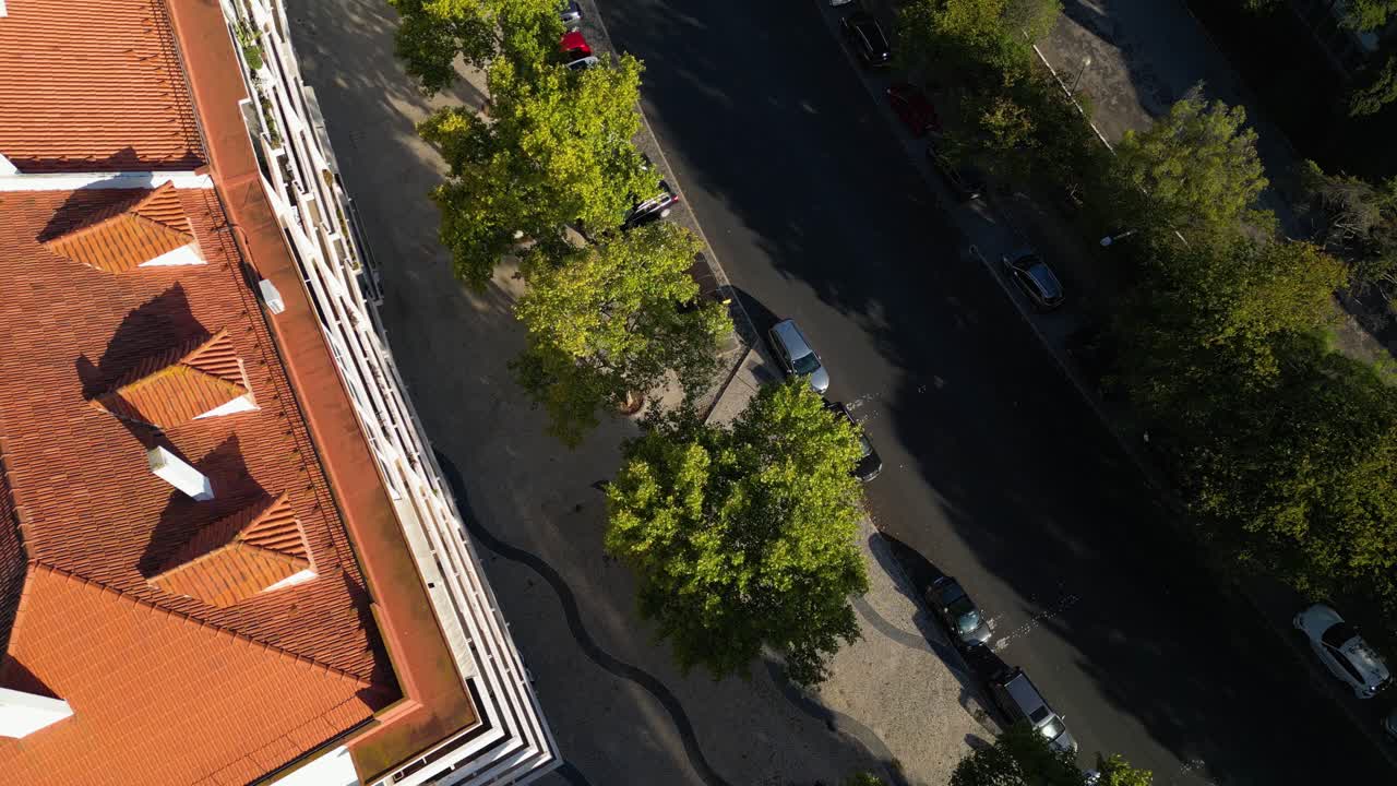 Ripresa dall'alto di edifici nella città di Lisbona, capitale del Portogallo.