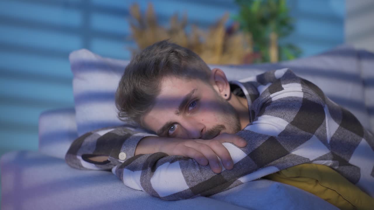 불행하고 우울한 젊은이의 초상화입니다.