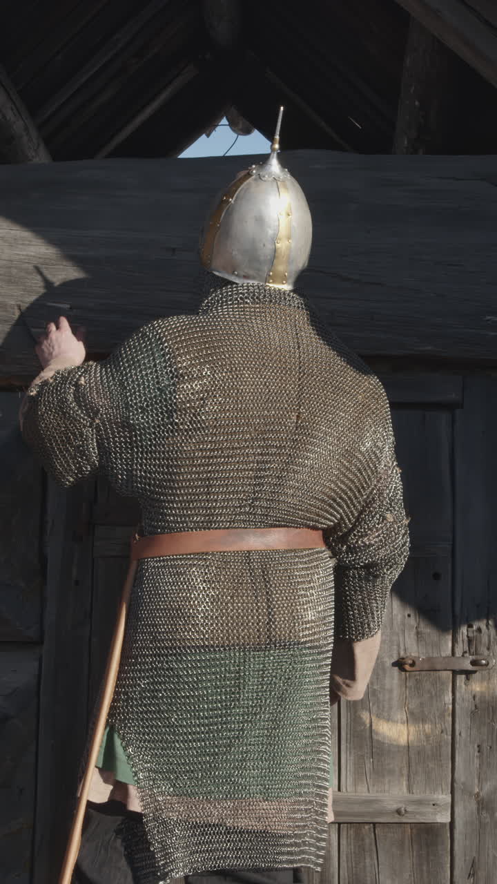 guerrero vikingo en una cabaña de madera