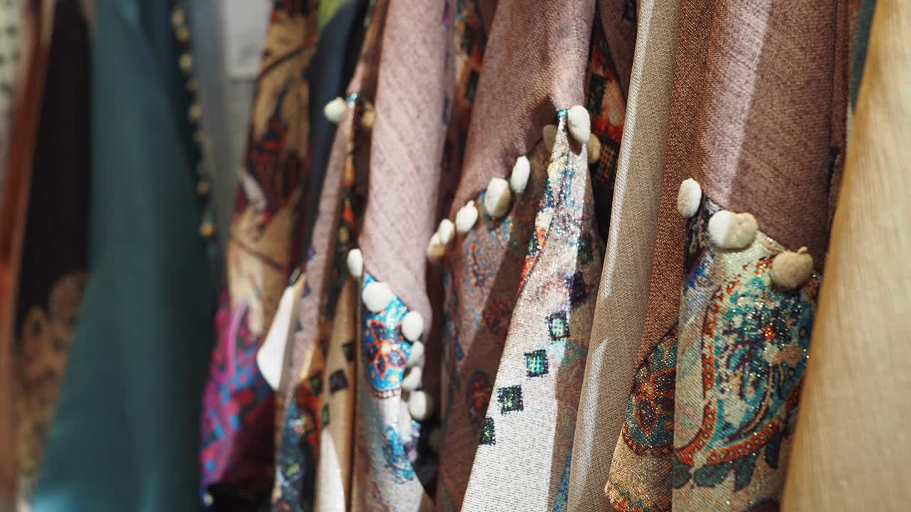 exhibición de pañuelos de moda coloridos