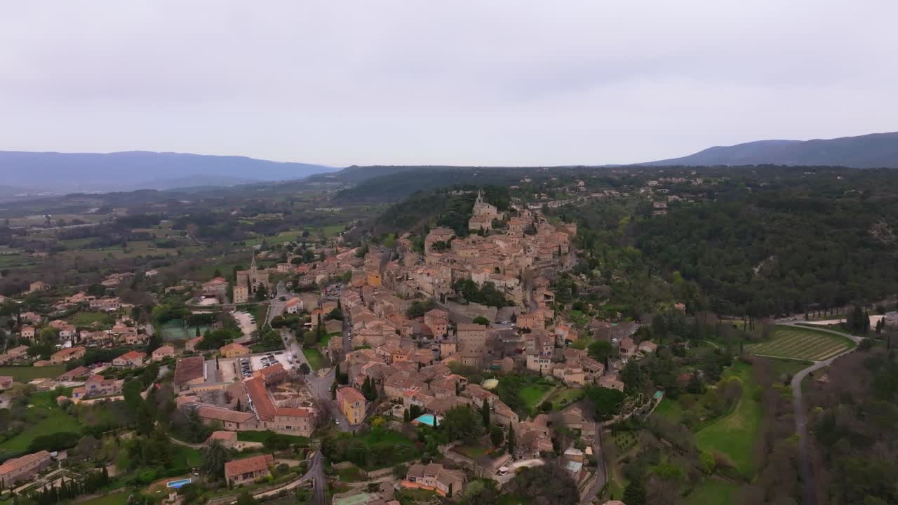 Vista aerea del pittoresco comune di Bonnieux nel Vaucluse all'alba, Francia