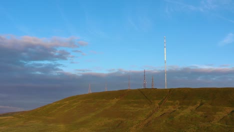 vista aérea de winter hill en bolton, inglaterra.