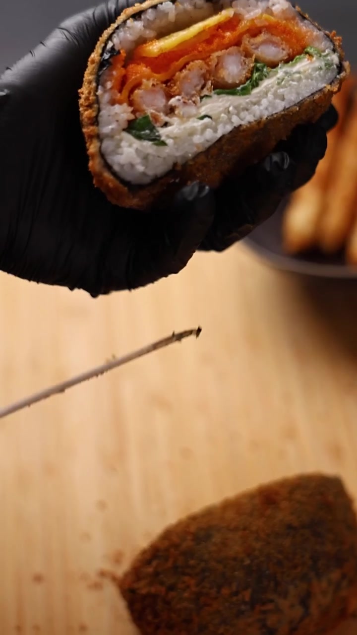 Frittiertes Sushi-Sandwich mit Garnelen-Tempura und Ei
