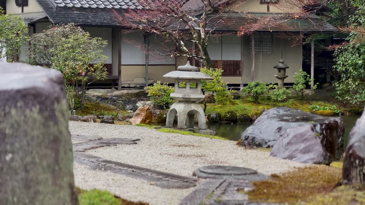 linterna de piedra en el jardín del templo nanzen-ji en kyoto, japón