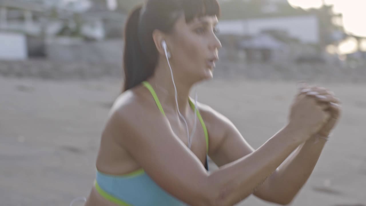 mujer haciendo ejercicio en la playa