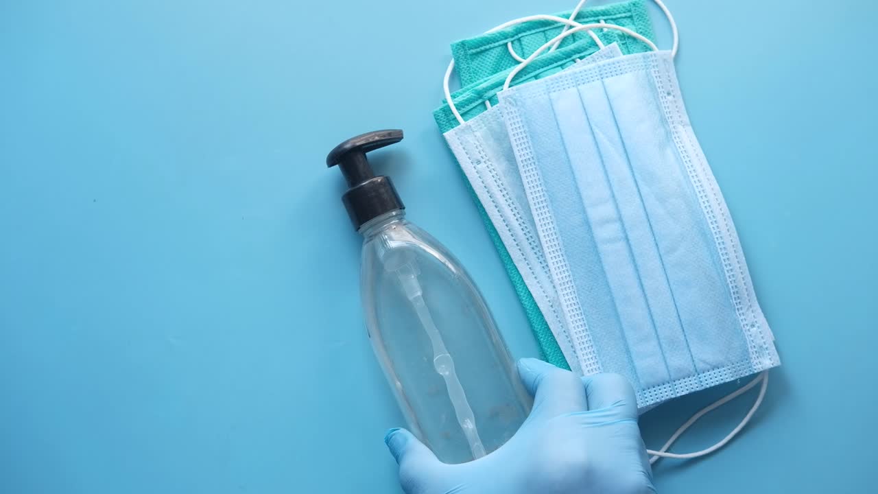 보호를 위해 얼굴 마스크와 손 소독제