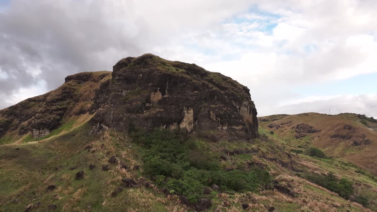 피지 의 산 들 위 에 있는 드론 영상
