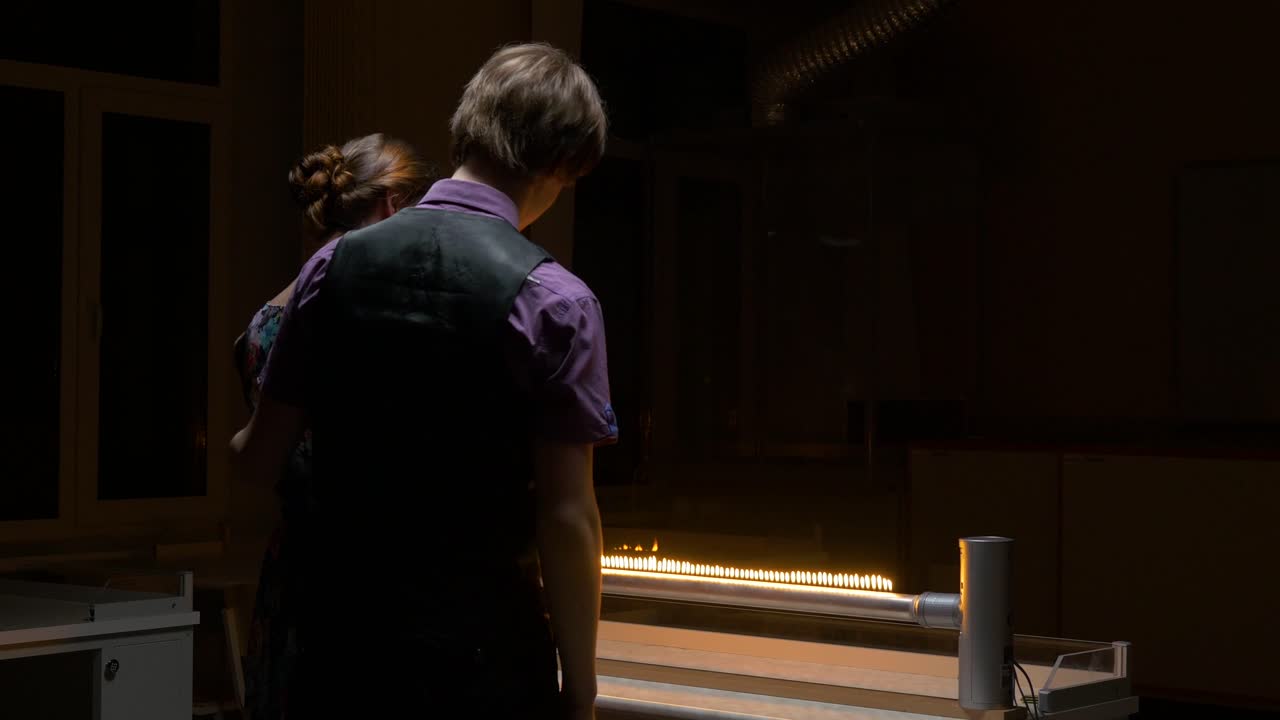 불꽃 실험을 보는 커플