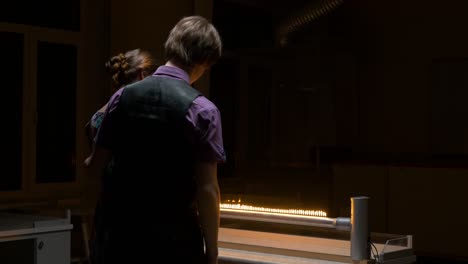 una pareja viendo un experimento con llamas.