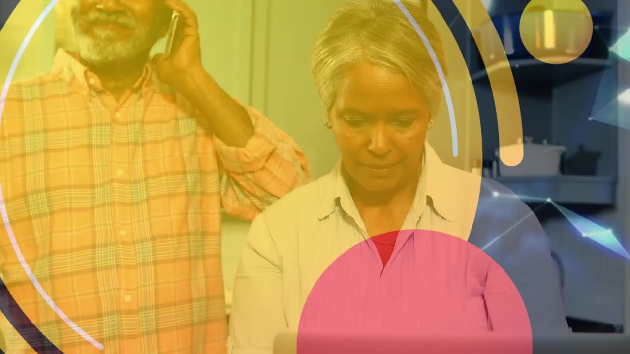 animación de formas sobre una pareja afroamericana hablando en el teléfono inteligente.