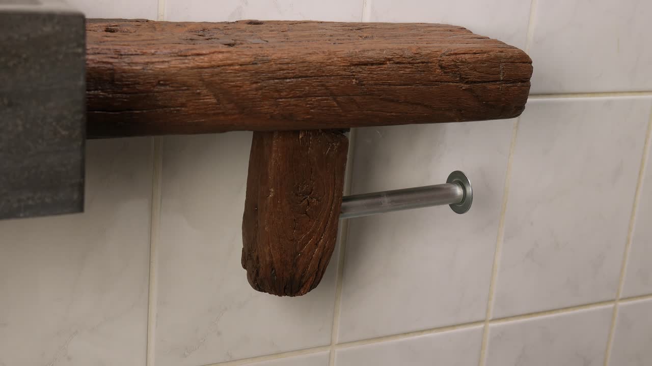 한 백인 남자가 빈 화장지를 새 두루마리의 화장지로 바꾸고 종이를 찢는 영상