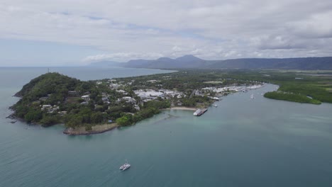 Paraíso-Tropical-Junto-Al-Mar-De-Coral-En-Port-Douglas,-Norte-De-Queensland,-Australia