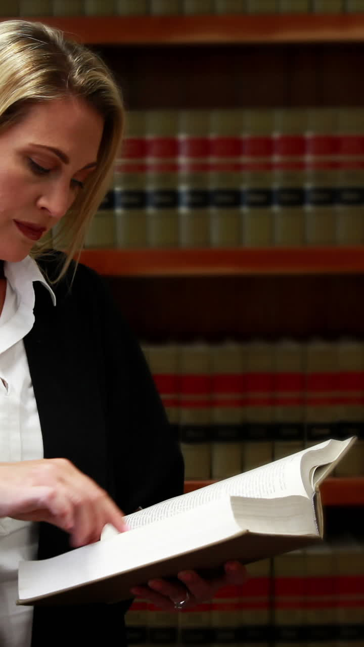 bibliotecario leyendo libro de la estantería