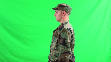 militar del ejército estadounidense realizando ejercicios de marcha