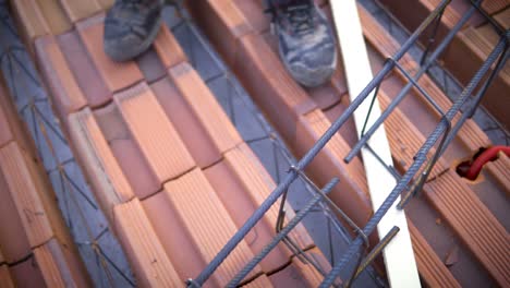 molienda angular de corte de armadura metálica en el sitio de construcción