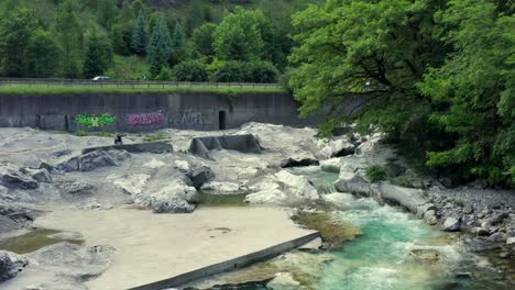 Increíble-Río-Serio-Con-Sus-Cristalinas-Aguas-Verdes,-Bergamo,-Valle-Seriana,-Italia