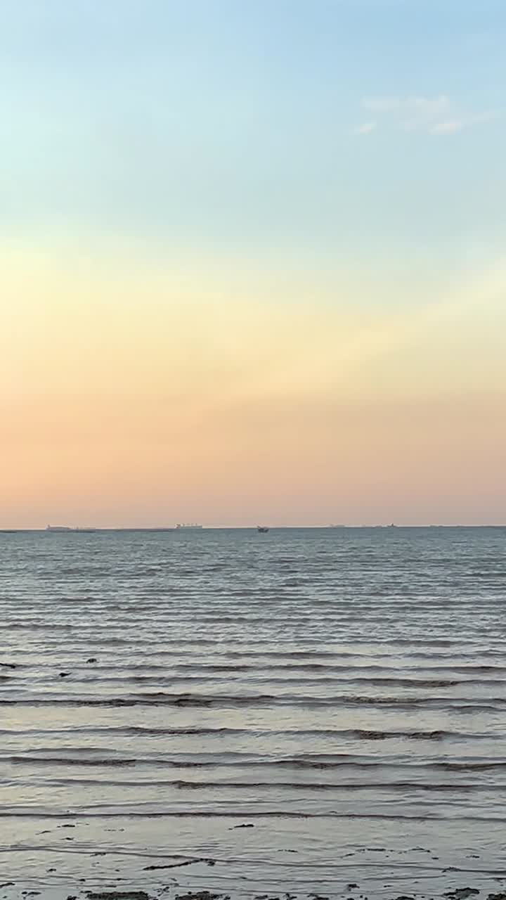 해변에 배가 있는 조용한 일몰