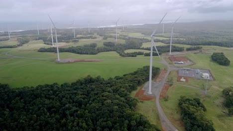 Toma-Inversa-De-Drones-De-Turbinas-Eólicas-Giratorias-En-Un-Parque-Eólico-De-Energía-Limpia-De-Tasmania,-Australia