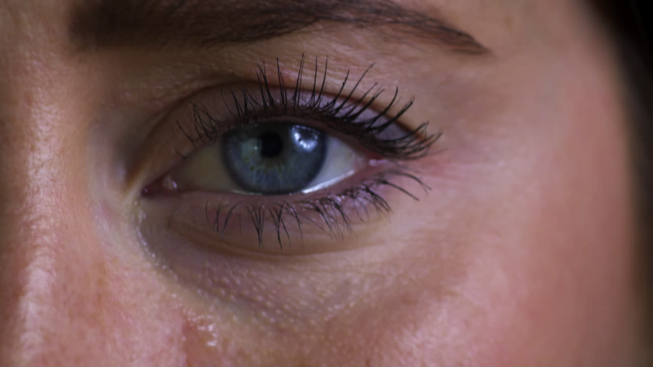 fotografía de estudio de una joven infeliz llorando los ojos