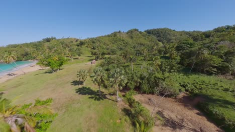 Colorada-Beach-Ist-Ein-Wunderschöner-Strand-In-Samana,-Dominikanische-Republik_FPV-Aufnahme