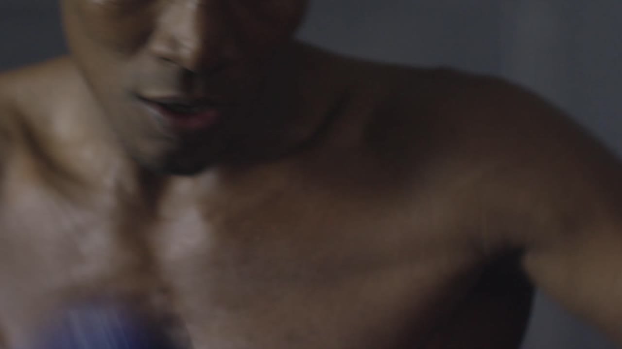 Uomo che si allena con la boxe
