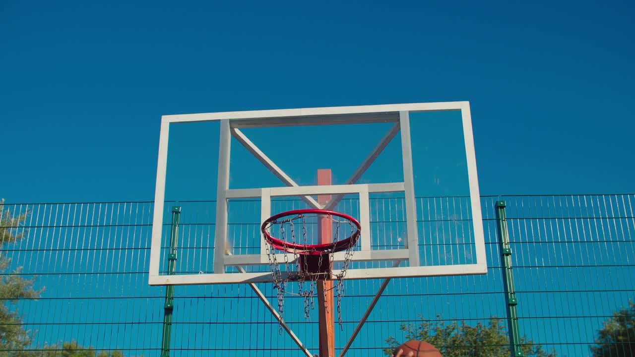 borde de baloncesto con placa trasera de vidrio contra el cielo azul