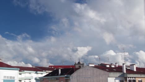 nubes que pasan detrás de las construcciones.