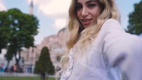 bella joven se toma selfie frente a un edificio antiguo en estambul, turquía, concepto de viaje