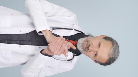 el video vertical del viejo médico describe el lavado de manos.