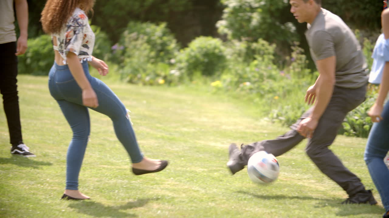 amigos adultos divirtiéndose con un fútbol en un campo de juego