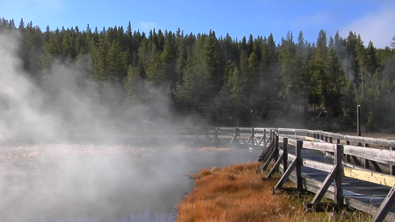 옐로스톤 국립공원의 지열 웅덩이에서 증기가 솟아오른다