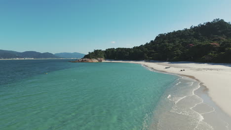 Eine-Drohne-Fliegt-über-Einen-Der-Schönsten-Strände-Der-Welt,-Den-Strand-Von-Campeche,-Und-Fängt-Seine-Unberührten-Ufer-Und-Das-Türkisfarbene-Wasser-Ein