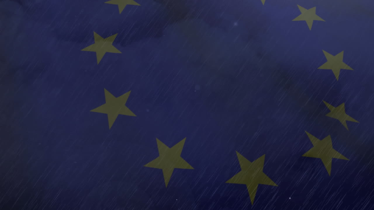 Animazione digitale di temporale e pioggia nel cielo notturno su una bandiera dell'UE che sventola