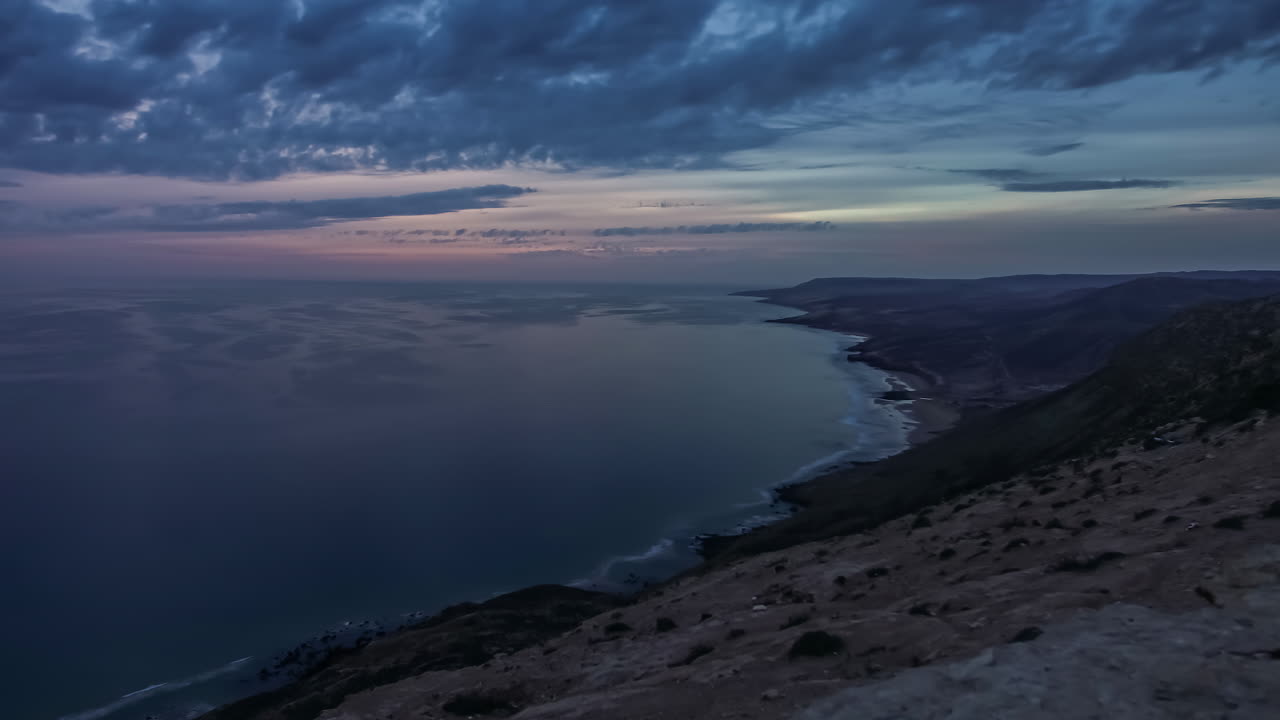 mar en calma al atardecer a lo largo de la costa de agadir y cloudscape, marruecos