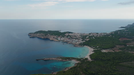 Drohnenflug-An-Der-Küste-Von-Mallorca-Mit-Blick-Auf-Den-Wunderschönen-Strand-Von-Cala-Aguia