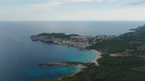 vuelo de drones en la costa de mallorca con vistas a la hermosa playa de cala aguia