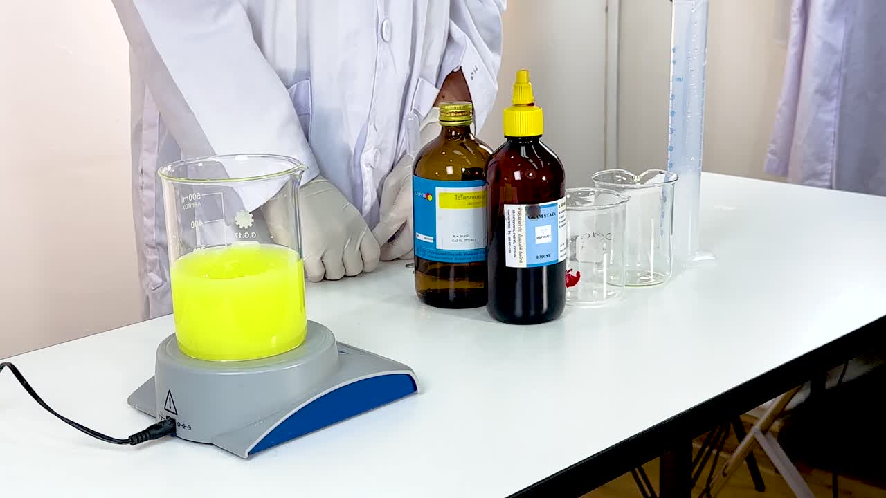 demostración de reacción química con cambio de color