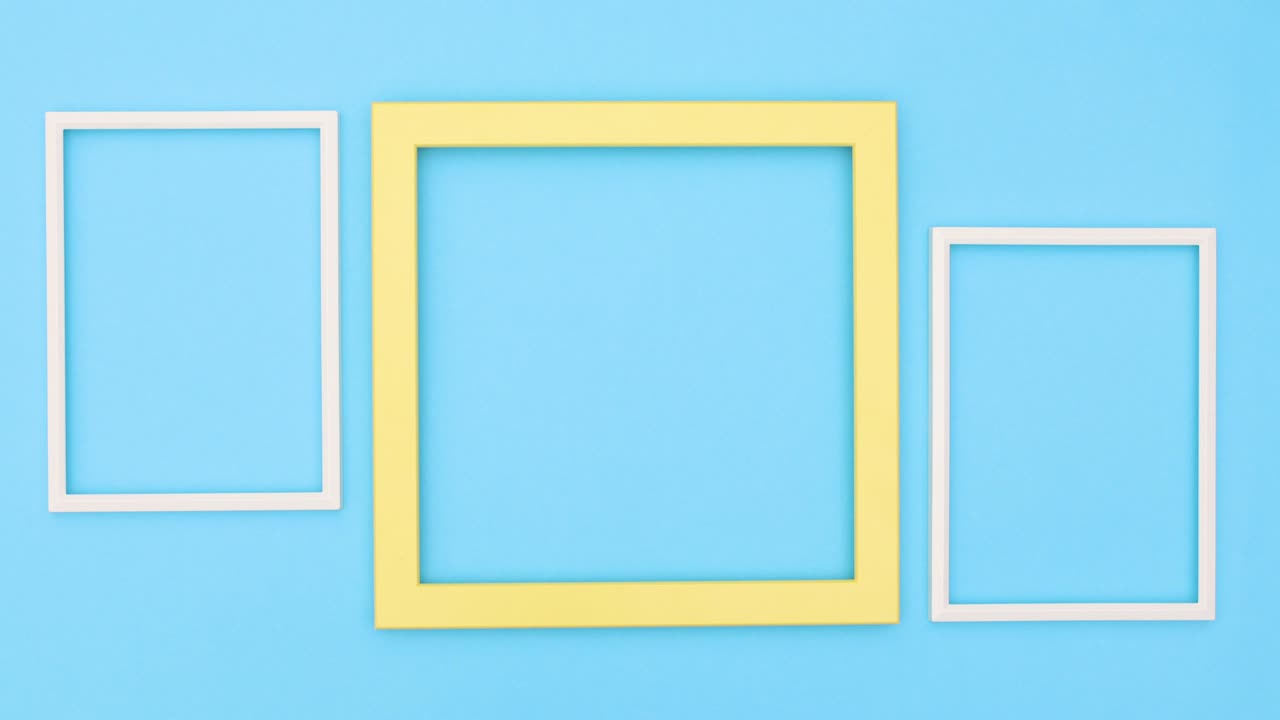 파란 테마의 노란색 큰 프레임 주위에 움직이는 두 개의  프레임.