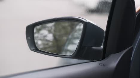 primer plano de un espejo lateral del coche
