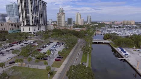 4k-Luftdrohnenvideo-Von-Segelbooten-Und-Yachten-Im-Jachthafen-An-Der-Tampa-Bay-In-Der-Innenstadt-Von-St