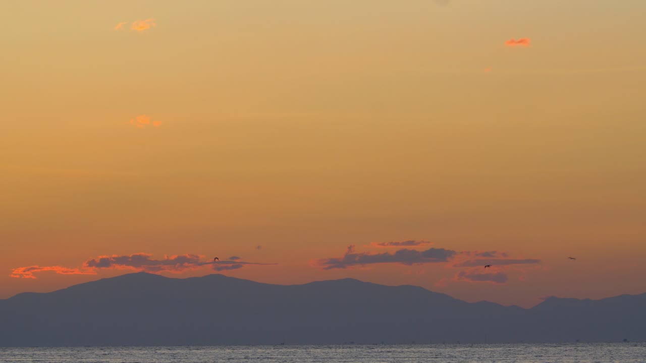 하늘의 산과 바다와 함께 저녁 풍경