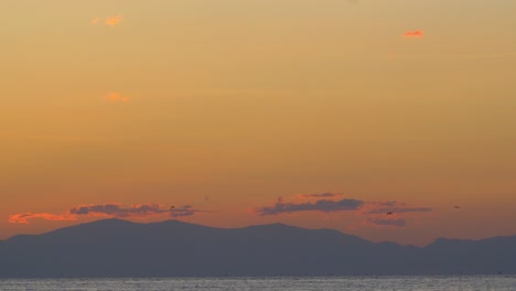 Paisaje-Nocturno-Con-Cielo,-Montañas-Y-Mar