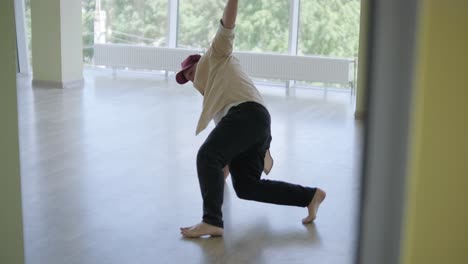 joven elegante bailando break dance y coreografía. rendimiento, movimiento, estilo y concepto de moda