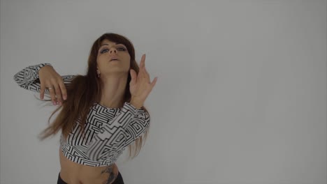 mujer realizando una rutina de baile